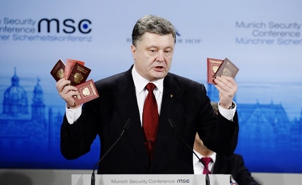 Порошенко с паспортами