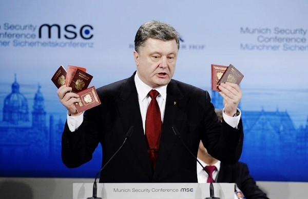 Порошенко с паспортами