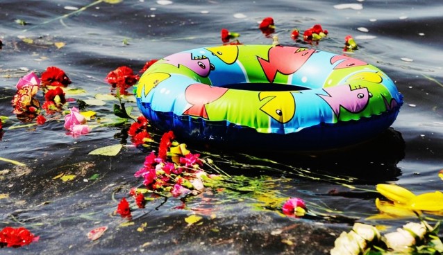 Круг и цветы на воде в память о крушении Булгарии