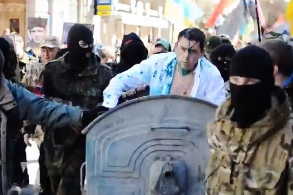 Облитый зеленкой украинский чиновник в мусорном баке