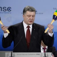 Порошенко с паспортами